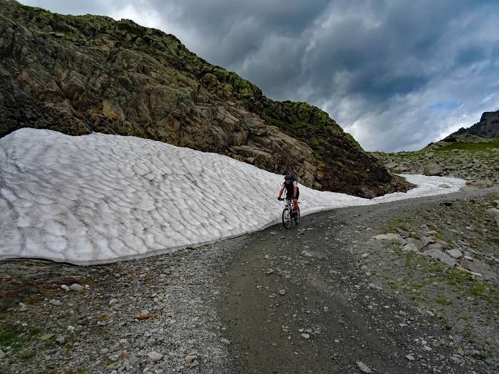 MTB Transalp vom Allgäu zum und um den Gardasee, Kleines Schneefeld nach dem Passo di Verva