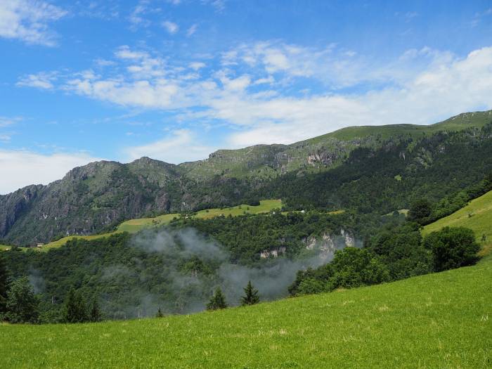 MTB Transalp vom Allgäu zum und um den Gardasee, Landschaft bei Abfahrt vom Cima Tombea nach Cima Rest