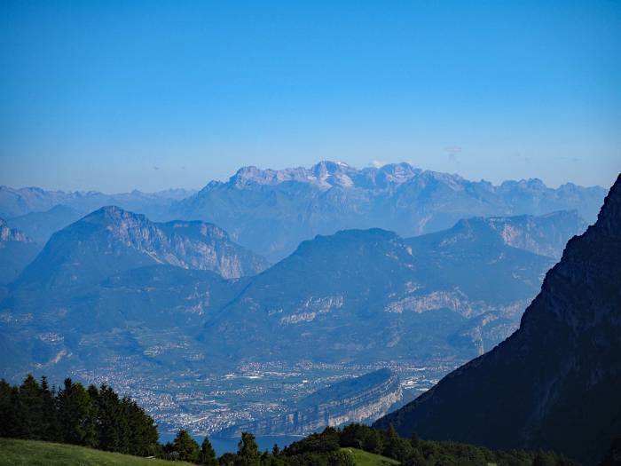 MTB Transalp vom Allgäu zum und um den Gardasee, Ausblick zum Monte Brione