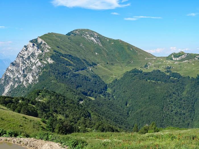 MTB Transalp vom Allgäu zum und um den Gardasee, Blick zum Monte Altissimo, 2079 m