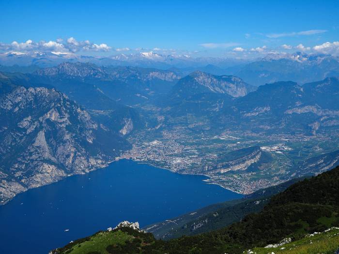 MTB Transalp vom Allgäu zum und um den Gardasee, Blick nach Riva vom Monte Altissimo
