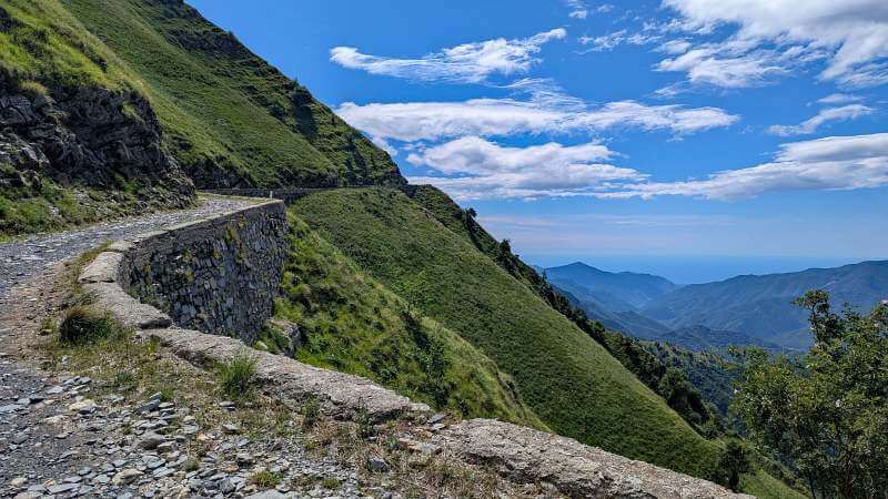 MTB Ligurien 2026 - Abfahrt auf grobem Schotter