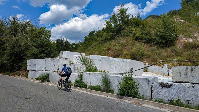 MTB Ligurien 2026 - Marmor am Straßenrand