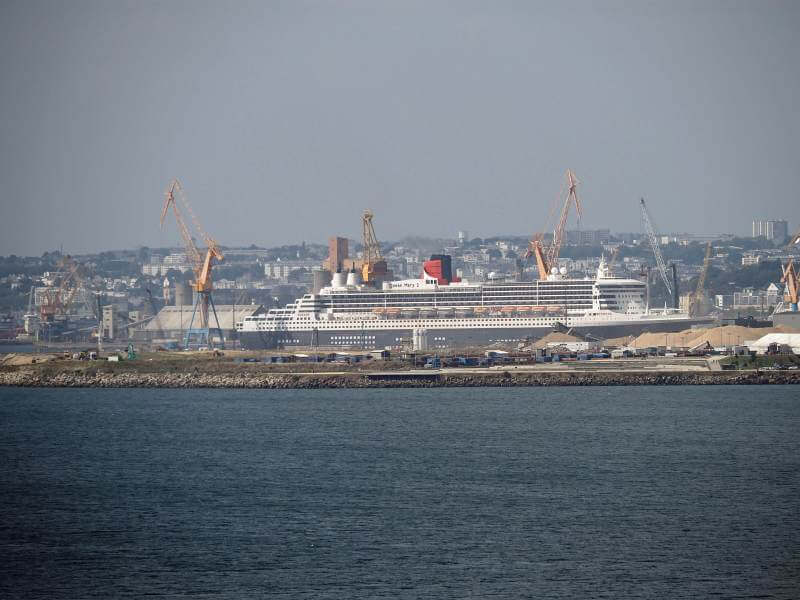 Frankreich, Bretagne Reise, Foto 29, Queen Mary 2 in Brest